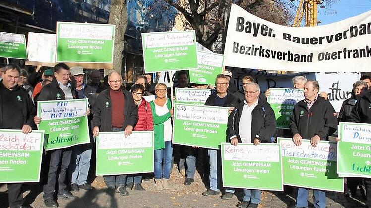 Bauern aus den Landkreisen Forchheim, Bamberg, Lichtenfels und Coburg demonstrieren gegen noch mehr Hürden für ihren Beruf.  Foto: P. Groscurth