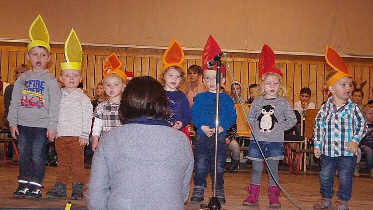 Die Kindergartenkinder erfreuten mit einem weihnachtlichen Bühnenprogramm. Foto: Heike Schülein