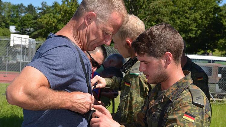 Hier legt Berthold Mucha mithilfe eines Soldaten die Kletterausrüstung an. Foto: Kathrin Kupka-Hahn