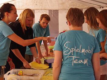 Julia Lang (l.) und Lisa Gratzke (2. v. l.) bereiten mit ihrem Spielmobil-Team das Programm für die Kinder vor. Foto: Marco Meißner