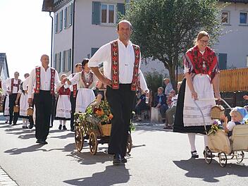 Unter den 37 Gruppen und Wagen war auch die Weisbacher Trachtengruppe beim Festzug zur Rhöner-Wies'n mit dabei. Foto: Marion Eckert