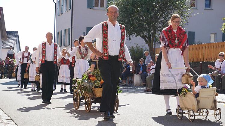 Unter den 37 Gruppen und Wagen war auch die Weisbacher Trachtengruppe beim Festzug zur Rhöner-Wies'n mit dabei. Foto: Marion Eckert