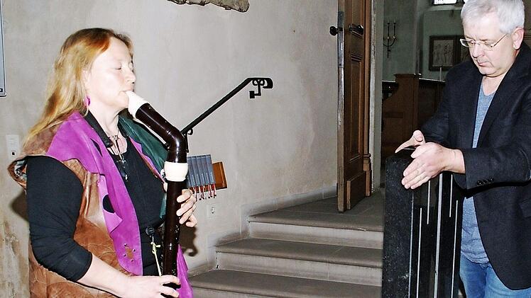 Eine ganz besondere Stimmung entstand bei der Vernissage der Kreuzweg-Ausstellung durch die musikalische Begleitung durch Angelika Eirich und Michael Scholl, unter anderem mit Klangsteinen. Foto: Sabine Weinbeer
