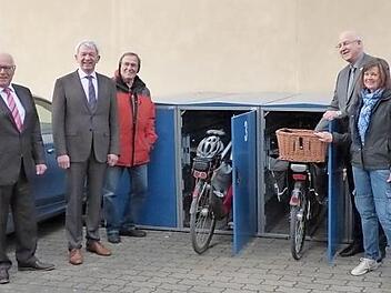 Robert Martin, Klimaschutzbeauftragter im Landratsamt, Landrat Johann Kalb (CSU) und der Bürgermeister des Marktes Hirschaid Klaus Homann (CSU), nahmen die neuen Fahrradcontainer in Betrieb (von links). Foto: privat