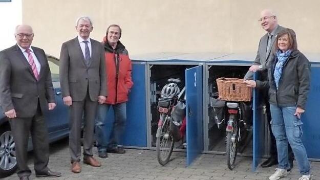 Robert Martin, Klimaschutzbeauftragter im Landratsamt, Landrat Johann Kalb (CSU) und der Bürgermeister des Marktes Hirschaid Klaus Homann (CSU), nahmen die neuen Fahrradcontainer in Betrieb (von links). Foto: privat