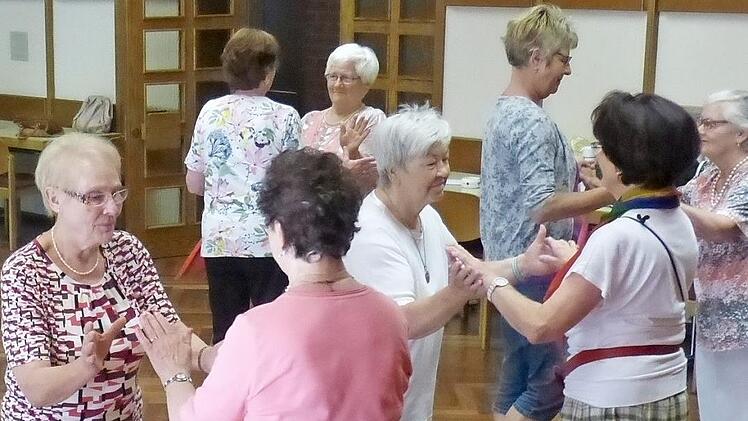 Die Seniorinnen legen eine flotte Sohle auf das Parkett.  Foto: Carmen Schwind