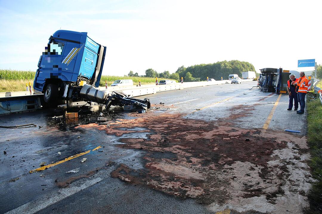 Unfall auf A9: Sattelzug prallt gegen Baustelle