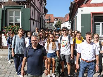 Die Lehrer   Gina Muscarà,    Andrea Fauri und Reinhold Otzelberger    (von links) beim gestrigen Stadtrundgang  mit den Schülern aus der Forchheimer Partnerstadt Rovereto.Barbara Herbst