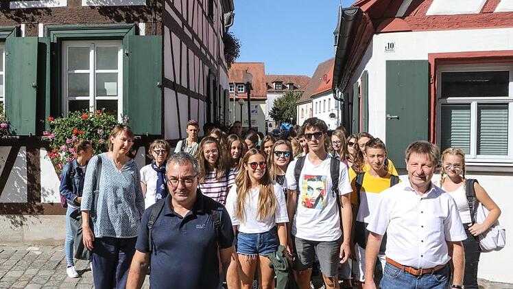 Die Lehrer   Gina Muscarà,    Andrea Fauri und Reinhold Otzelberger    (von links) beim gestrigen Stadtrundgang  mit den Schülern aus der Forchheimer Partnerstadt Rovereto.Barbara Herbst