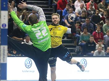 Nicht nur Lukas Wucherpfennig (mit Ball) fand im Dresdner Torhüter Mario Huhnstock bei einem Siebenmeter seinen Meister.  Foto: Iris Bilek