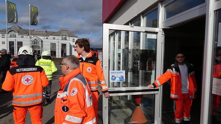 Der Rettungsdienst k&uuml;mmerte sich um die Personen aus dem Schnellrestaurant.