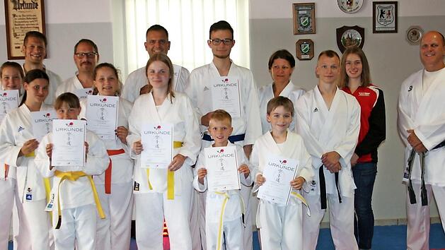 Die erfolgreichen Pr&uuml;flinge mit Vereinsvertretern und Trainern  Foto: p