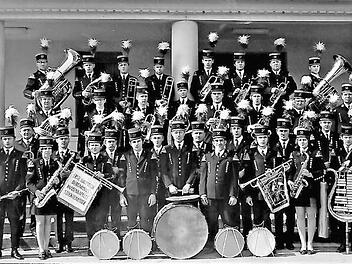 Im Jahre 1970 feierte die Bergmannskapelle Stockheim ihr 50-jähriges Bestehen. Links Vorsitzender Hans Welscher, rechts Dirigent Obermusikmeister a. D. Alfons Pohl