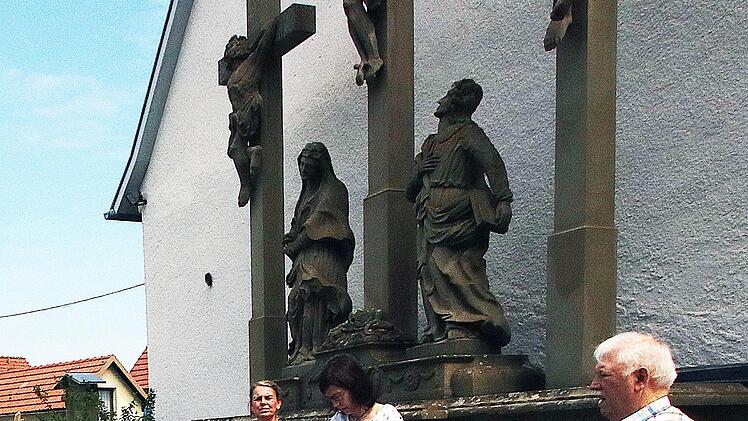 Die Kreuzigungsgruppe auf dem Friedhof wurde vor einigen Jahren saniert. Rechts auf dem Bild Franz Weigand. Foto: Dieter Britz