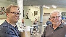 Ortwin Guhling (links) dankt Franz Gock f&uuml;r seinen Einsatz um das Studiengenossenfest.