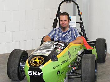 Patrick Götz aus Azendorf hat bei "M.A.i" in Neuses gelernt und gearbeitet, studiert jetzt in Deggendorf Mechatronik und hat mit einem Studententeam ein Rennauto konstruiert. Die Fahrwerksanbindungen, das Gehäuse für das Sicherheitsblinklicht, den GPS-Empfang und der Funkverbindung stammt von der Firma aus Neuses. Fotos: Sonja Adam