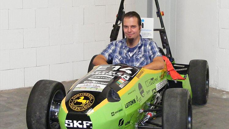 Patrick Götz aus Azendorf hat bei "M.A.i" in Neuses gelernt und gearbeitet, studiert jetzt in Deggendorf Mechatronik und hat mit einem Studententeam ein Rennauto konstruiert. Die Fahrwerksanbindungen, das Gehäuse für das Sicherheitsblinklicht, den GPS-Empfang und der Funkverbindung stammt von der Firma aus Neuses. Fotos: Sonja Adam