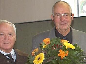 Herbert Franke  wurde zum Ehrenvorsitzenden ernannt; Glückwünsche gab es u.a. von Stellvertretendem Landrat Helmut Fischer (l.). Fotos: Thieret