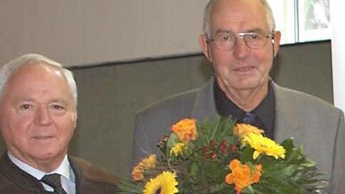 Herbert Franke  wurde zum Ehrenvorsitzenden ernannt; Glückwünsche gab es u.a. von Stellvertretendem Landrat Helmut Fischer (l.). Fotos: Thieret