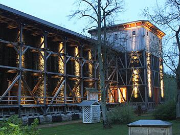 Die Fassadenstrahler am Gradierwerk sorgen für eine magisch wirkende Illumination. Foto: Thomas Mäuser