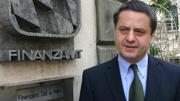 Hubertus König, der Chef des Finanzamtes in Zeil, hat sich bei seiner Amtseinführung die Bürgerfreundlichkeit ins Brevier geschrieben. Er verspricht, auf die Kritik an der mangelnden Zeit für den Publikumsverkehr in Ebern rasch zu reagieren. Foto: Archiv/gf