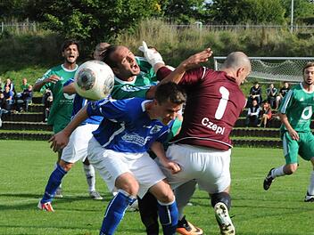 Dahin gehen, wo es weh tun kann: Exakt dies hat der Garitzer Konstantin Papadopoulos getan, der sich mit den Stegaurachern Christian Ott und Torwart Dominik Czepluch anlegt. Links leidet SVler Benedikt Lang mit. Foto: Hopf