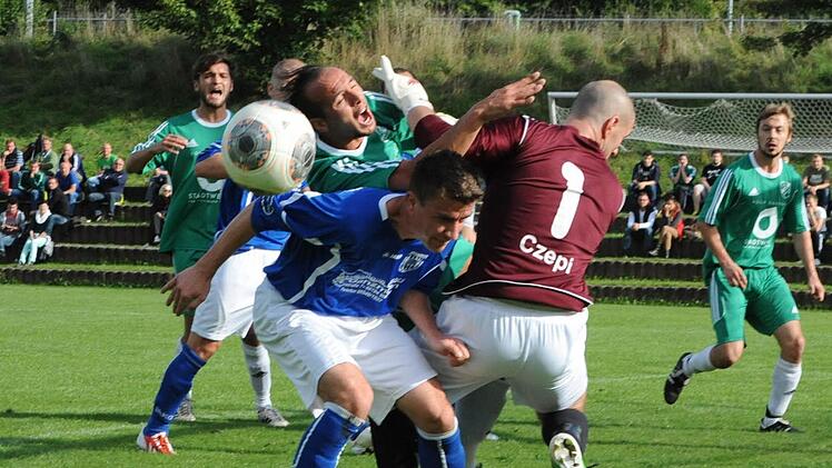 Dahin gehen, wo es weh tun kann: Exakt dies hat der Garitzer Konstantin Papadopoulos getan, der sich mit den Stegaurachern Christian Ott und Torwart Dominik Czepluch anlegt. Links leidet SVler Benedikt Lang mit. Foto: Hopf