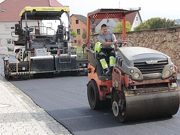 Die Asphaltierungsarbeiten an der Staatsstraße durch Moggast sind in vollem Gange.  Foto: Josef Hofbauer