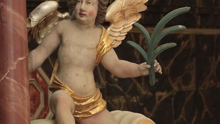 Am Buchauer Altar finden sich außergewöhnlich viele Engel-Darstellungen. Foto: Jürgen Gärtner
