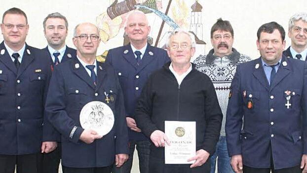 Neuwahlen und Ehrungen prägten die Hauptversammlung der Feuerwehr Thann. Stadtbrandmeister Andreas Steller (links) und Kreisbrandinspektor Stefan Zapf (rechts) gratulierten (von links) Dirk Eichhorn, Helfried Schneider, Uwe Klose, Lothar Wittmann, Udo Pechauf und Rainer Wittmann.  Foto: Martin Rebhan