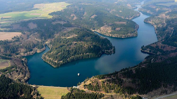Aus der Luft wird die Länge des Stausees (4,4 Kilometer) erst deutlich. Foto: Ronald Rinklef