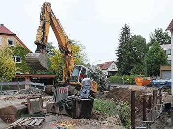 Der Abriss der Brücke in der Langheimer Straße ist in vollem Gange. Rund 350 Tonnen schadstoffbelasteter Asphalt müssen entsorgt werden. Die Kosten, die noch ermittelt werden, trägt die Gemeinde Altenkunstadt.  Foto: Stephan Stöckel