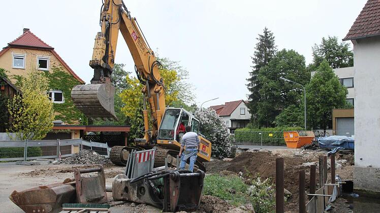Der Abriss der Brücke in der Langheimer Straße ist in vollem Gange. Rund 350 Tonnen schadstoffbelasteter Asphalt müssen entsorgt werden. Die Kosten, die noch ermittelt werden, trägt die Gemeinde Altenkunstadt.  Foto: Stephan Stöckel