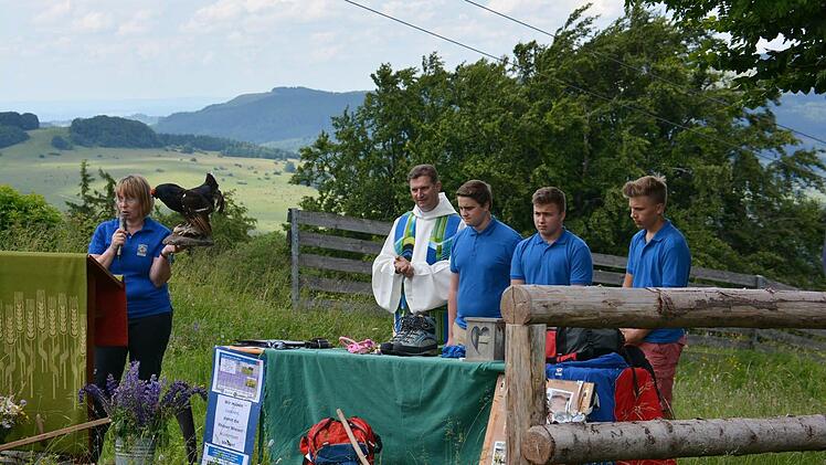 Dekan Andreas Krefft war sich bei der Bergmesse, zu der die Bergwacht Bischofsheim eingeladen hatte, ganz sicher: Als Erstes hat Gott die Rhön geschaffen. Foto: Hanns Friedrich