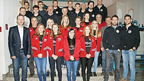 In Eltmann sind Fußballer und Volleyballer erfolgreich. Vorne in der Mitte die Damen des TSV Limbach, eingerahmt von den erfolgreichen Volleyballern verschiedener Altersklassen. Mit im Bild die Bürgermeister Michael Ziegler (links) und Peter Klein (Dritter von rechts)
