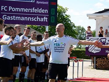 Geo Batz verabschiedete sich nach 25 Jahren in der ersten Mannschaft zu den Alten Herren des FC Pommersfelden. Fotos: privat
