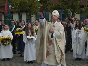 Erzbischof Ludwig Schick weiht die neue Turmuhr in Großenseebach. Manfred Welker