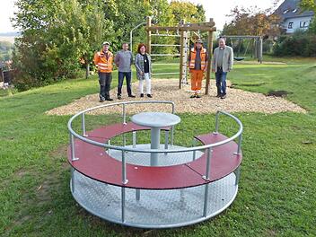 Unser Bild zeigt bei der offiziellen Übergabe des hergerichteten und durch vier neue Geräte ergänzten Kinderspielplatzes (von links) Bauhofleiter Markus Ott, Jugendbeauftragten Michael Hain, zweite Bürgermeisterin Doris Manz, Bauhofmitarbeiter Uwe Jacobi und Bürgermeister Alfred Kolenda.  Foto: Klaus-Peter Wulf