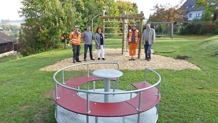 Unser Bild zeigt bei der offiziellen Übergabe des hergerichteten und durch vier neue Geräte ergänzten Kinderspielplatzes (von links) Bauhofleiter Markus Ott, Jugendbeauftragten Michael Hain, zweite Bürgermeisterin Doris Manz, Bauhofmitarbeiter Uwe Jacobi und Bürgermeister Alfred Kolenda.  Foto: Klaus-Peter Wulf