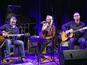 Die Haßfurter (von links) Klaus Neubert (Gitarre, Banjo), Sophia Weinberger (Gesang) und Niko Wörtmann (Gitarre) eröffneten die Haßfurter Bluesnacht und beeindruckten nicht nur das Publikum, sondern auch die deutsche Bluesikone Ignaz Netzer.  Ulrike Langer