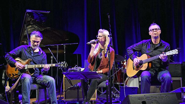 Die Haßfurter (von links) Klaus Neubert (Gitarre, Banjo), Sophia Weinberger (Gesang) und Niko Wörtmann (Gitarre) eröffneten die Haßfurter Bluesnacht und beeindruckten nicht nur das Publikum, sondern auch die deutsche Bluesikone Ignaz Netzer.  Ulrike Langer