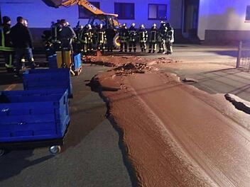 Kurioser Einsatz in Nordrhein-Westfalen: Die Feuerwehr musste sich mit einer Tonne Schokolade auf der Stra&szlig;e herumschlagen. Foto: Feuerwehr Werl