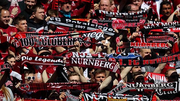 Kommenden Sonntag wird es hei&szlig; im Frankenland:  Der 1. FC N&uuml;rnberg und die SpVgg Greuther F&uuml;rth treffen im 265. Frankenderby aufeinander. Symbolfoto: Daniel Karmann/dpa