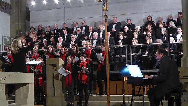 Die Chöre der Herz-Jesu-Pfarrei gaben ihr traditionelles Vorweihnachtskonzert in der Stadtpfarrkirche. Gerhild Ahnert