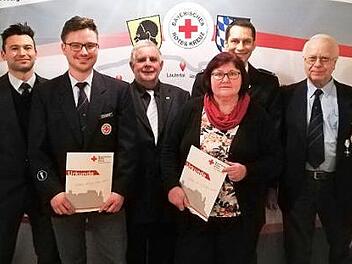 Ehrungen bei der BRK-Bereitschaft Hassenberg: Das Bild zeigt (von links) BRK-Kreisbereitschaftsleiter Claus Weigand, Bereitschaftsleiter Michael Dellert, Fabian Schubert, Dritten Bürgermeister Friedrich Übelhack, Erika Berr, Daniel Völler, Waldemar Hofmann und Robert Reißenweber. Foto: privat