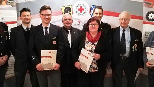 Ehrungen bei der BRK-Bereitschaft Hassenberg: Das Bild zeigt (von links) BRK-Kreisbereitschaftsleiter Claus Weigand, Bereitschaftsleiter Michael Dellert, Fabian Schubert, Dritten Bürgermeister Friedrich Übelhack, Erika Berr, Daniel Völler, Waldemar Hofmann und Robert Reißenweber. Foto: privat