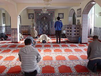 Muslime beten friedlich in der Moschee an der Coburger Straße. Sie sind entsetzt über die Terroranschläge in Frankreich und Wien. Foto: Marion Krüger-Hundrup