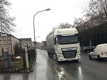 Künftig sollen hier keine Autos mehr fahren: Die Kulmbacher Brauerei will die Straße bebauen, um die Betriebserweiterung auf der linken Straßenseite mit den bisherigen Produktionshallen zu verbinden.
