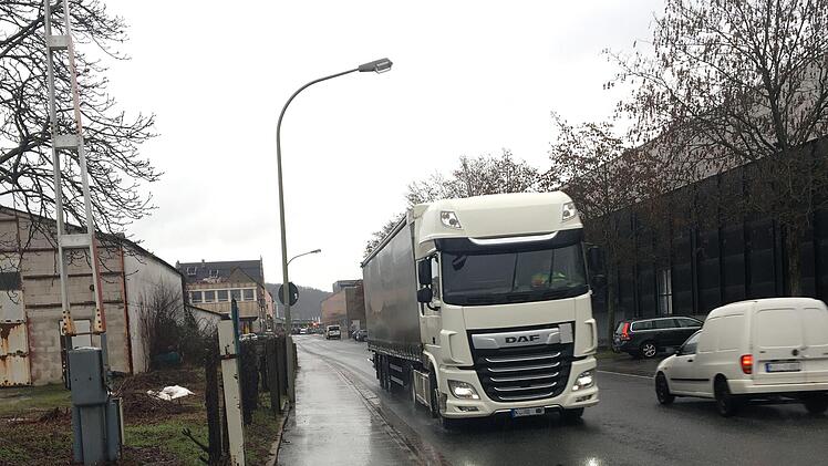 Künftig sollen hier keine Autos mehr fahren: Die Kulmbacher Brauerei will die Straße bebauen, um die Betriebserweiterung auf der linken Straßenseite mit den bisherigen Produktionshallen zu verbinden.