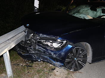 Drei Verletzte: Transporter f&auml;hrt auf Zivilstreife auf